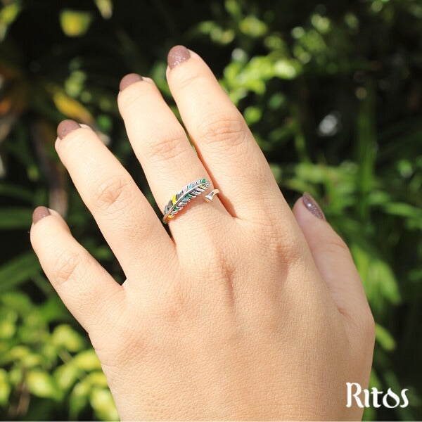 anel ajustavel de pena colorida em prata esterlina
