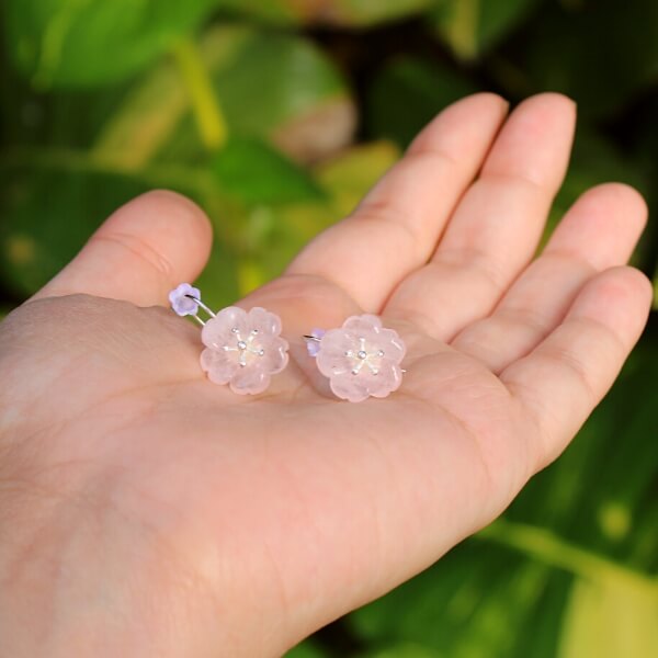 Brincos de flor em quartzo rosa